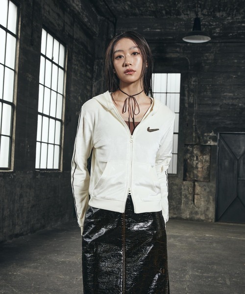 NIKE（ナイキ）の「《セットアップ対応商品》ナイキ スポーツウェア ウィメンズ フルジップ ロングスリーブ フーデッド トップス / Nike Sportswear Women's Full-Zip Long-Sleeve Hooded Top IQ0678-113 Coconut Milk（パーカー・レディース・ホワイト系その他2・XL/L/M/S/XS）」の17枚目の写真