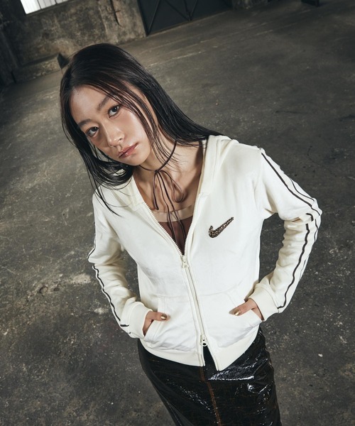 NIKE(ナイキ)の「《セットアップ対応商品》ナイキ スポーツウェア ウィメンズ フルジップ ロングスリーブ フーデッド トップス / Nike Sportswear Women's Full-Zip Long-Sleeve Hooded Top IQ0678-113 Coconut Milk(パーカー・レディース・ホワイト系その他2・XL/L/M/S/XS)」の13枚目の写真