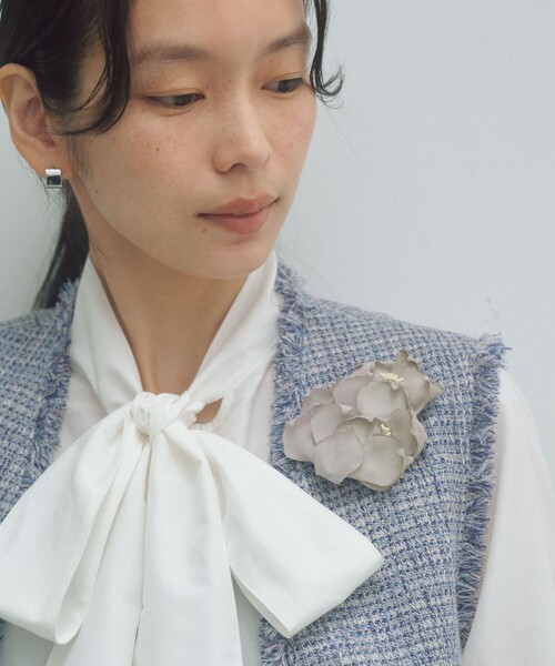 green label relaxing(グリーンレーベルリラクシング)の「フラワー ミックスコサージュ(ブローチ/コサージュ・レディース・ライトブルー/ベージュ/ダークグレー/ライトグレー・FREE)」の2枚目の写真