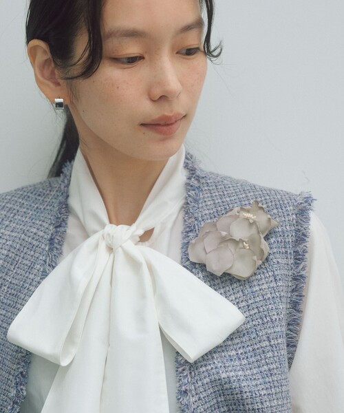 green label relaxing(グリーンレーベルリラクシング)の「フラワー ミックスコサージュ(ブローチ/コサージュ・レディース・ライトブルー/ベージュ/ダークグレー/ライトグレー・FREE)」の6枚目の写真