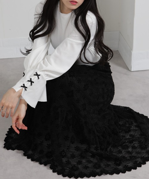pumpkin port(パンプキンポート)の「ラッセル花柄 ティアードロングスカート(スカート・レディース・アイボリー/ブラック/グレー・M)」の3枚目の写真