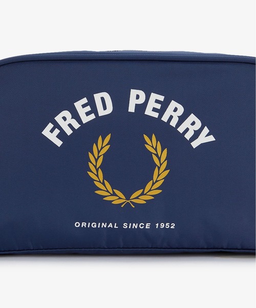FRED PERRY(フレッドペリー)の「Sports Nylon Wash Bag/スポーツナイロンウォッシュバッグ(ボディバッグ/ウエストポーチ・メンズ・ダークブルー・ONE SIZE)」の2枚目の写真