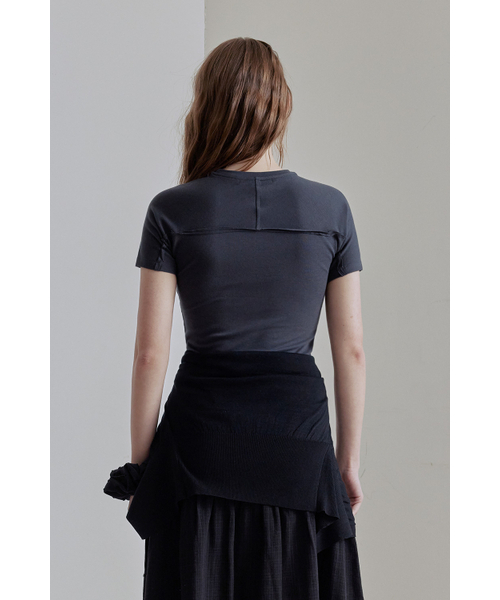 AFTERHOURS（アフターアワーズ）の「RAW CUT LINE HALF TOP (CHARCOAL)（Tシャツ/カットソー・レディース・その他・FREE）」の4枚目の写真