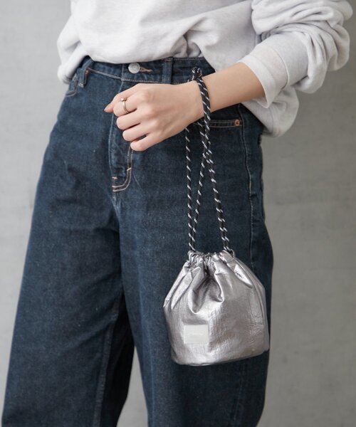 BIRTHDAY BAR（バースデイバー）の「メタリックミニ巾着バッグ（トートバッグ・レディース・ダークグレー/シルバー・0）」の2枚目の写真