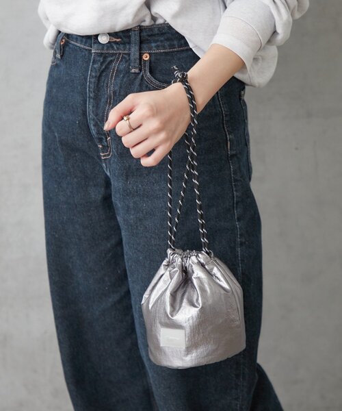 BIRTHDAY BAR（バースデイバー）の「メタリックミニ巾着バッグ（トートバッグ・レディース・ダークグレー/シルバー・0）」の3枚目の写真
