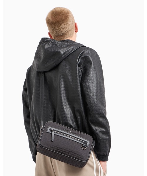 EMPORIO ARMANI（エンポリオアルマーニ）の「【エンポリオ アルマーニ】ショルダーバッグ ジャカード オールオーバーレタリング（ショルダーバッグ・メンズ・ブラック系・FREE）」の6枚目の写真