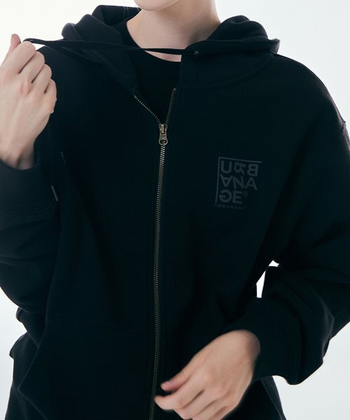 URBANAGE(アーバンエイジ)の「ロゴプリントフードジップアップブラック(パーカー・レディース・その他・MEDIUM/LARGE)」の4枚目の写真