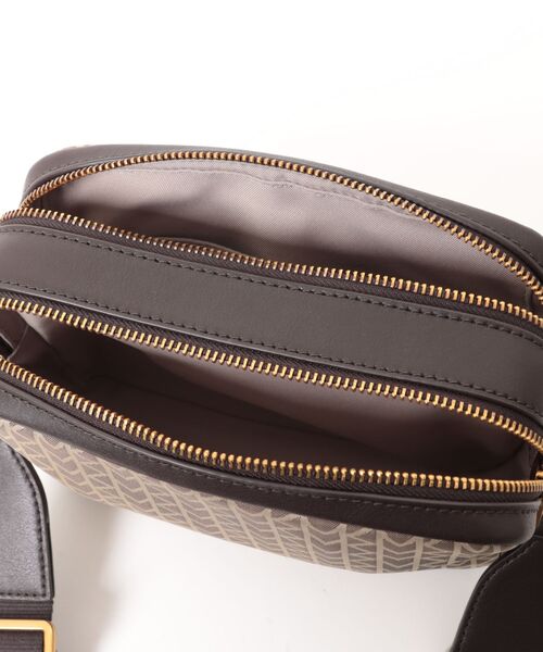 MICHAEL KORS(マイケルコース)の「BRYANT MK2000 ロゴ ジャガード ダブルジップ チェーン カメラ クロスボディ ミディアム(ショルダーバッグ・レディース・ナチュラル・FREE)」の4枚目の写真