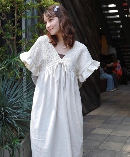 YENNA（イェンナ）の「シャーリングVネック フリルスリーブワンピース（ワンピース・レディース・ブラック/アイボリー/ブラウン・FREE）」の20枚目の写真