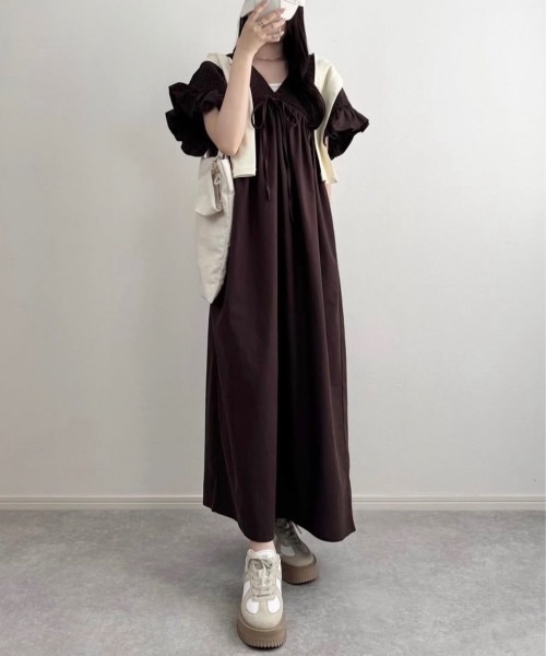 YENNA（イェンナ）の「シャーリングVネック フリルスリーブワンピース（ワンピース・レディース・ブラック/アイボリー/ブラウン・FREE）」の22枚目の写真