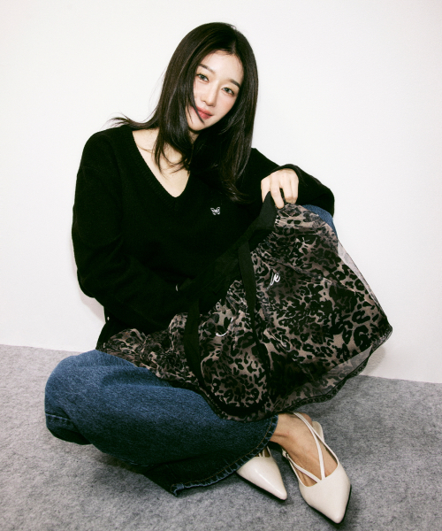 NICK&NICOLE(ニックアンドニコール)の「BUTTERFLY PATCH V-NECK KNIT_BLACK(ニット/セーター・レディース・その他・MEDIUM/LARGE)」の3枚目の写真