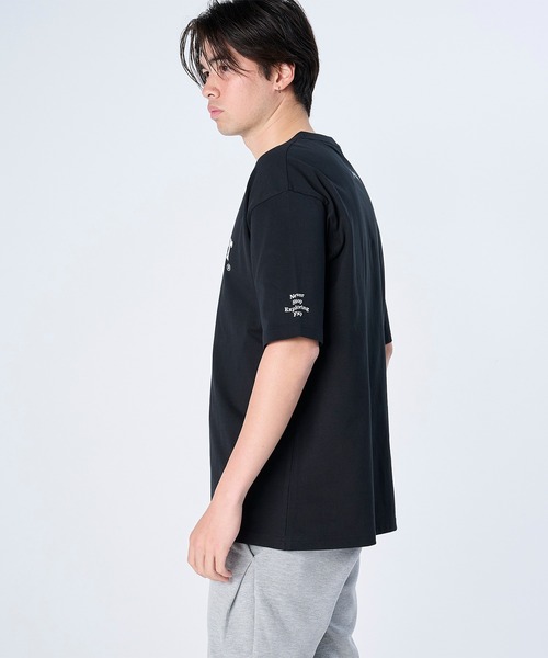 FLASH PACKER(フラッシュパッカー)の「FLASH PACKER フラッシュパッカー/ リラックスシルエット Dry Silky Cotton ロゴプリント 半袖Tシャツ // XT-CLC(Tシャツ/カットソー・メンズ・ホワイト/ブラック/ブルー・SMALL/MEDIUM/LARGE/X-LARGE)」の5枚目の写真