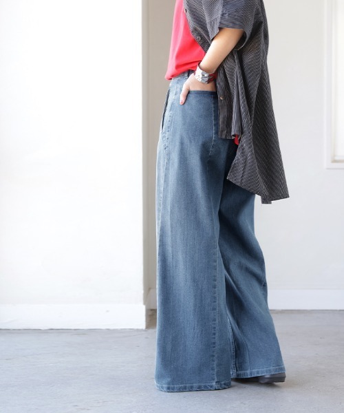 HUG.U(ハグユー)の「本格派なのにストレッチ。 ワイドデニムパンツ(デニムパンツ・レディース・ブルー/インディゴブルー・レギュラー丈/トール丈)」の5枚目の写真