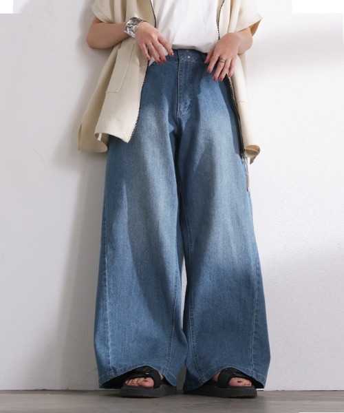 HUG.U(ハグユー)の「本格派なのにストレッチ。 ワイドデニムパンツ(デニムパンツ・レディース・ブルー/インディゴブルー・レギュラー丈/トール丈)」の3枚目の写真