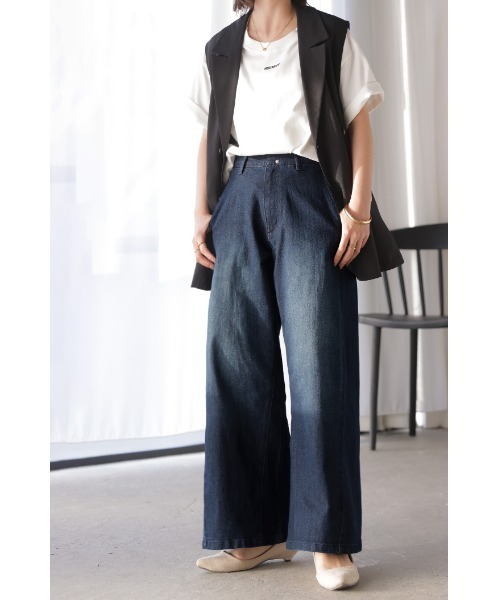 HUG.U(ハグユー)の「本格派なのにストレッチ。 ワイドデニムパンツ(デニムパンツ・レディース・ブルー/インディゴブルー・レギュラー丈/トール丈)」の14枚目の写真