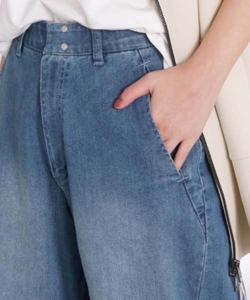 HUG.U(ハグユー)の「本格派なのにストレッチ。 ワイドデニムパンツ(デニムパンツ・レディース・ブルー/インディゴブルー・レギュラー丈/トール丈)」の8枚目の写真