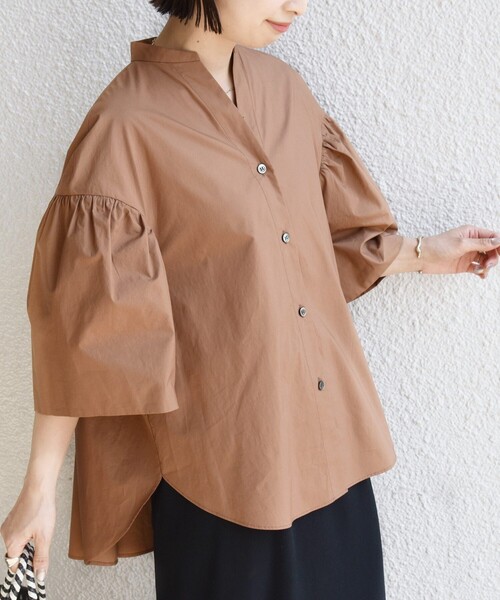 SHIPS(シップス)の「〈手洗い可能〉バック フレア 袖 ギャザー スキッパー ブラウス(シャツ/ブラウス・レディース・ブルー/オフホワイト/ブラウン・ONE SIZE)」の19枚目の写真