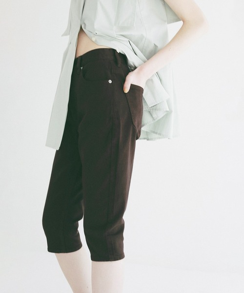 CLANE（クラネ）の「DENIM CAPRI PANTS（デニムパンツ・レディース・ブラウン/ブラック・0/1）」の2枚目の写真