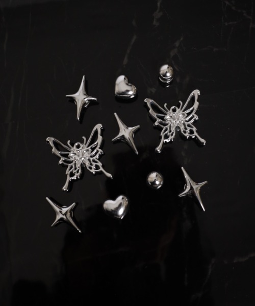 Vini（ヴィニ）の「シルバーメタリックバタフライ＆スタッズ ジビッツセット（シューズアクセサリー・レディース・シルバー・FREE）」の4枚目の写真