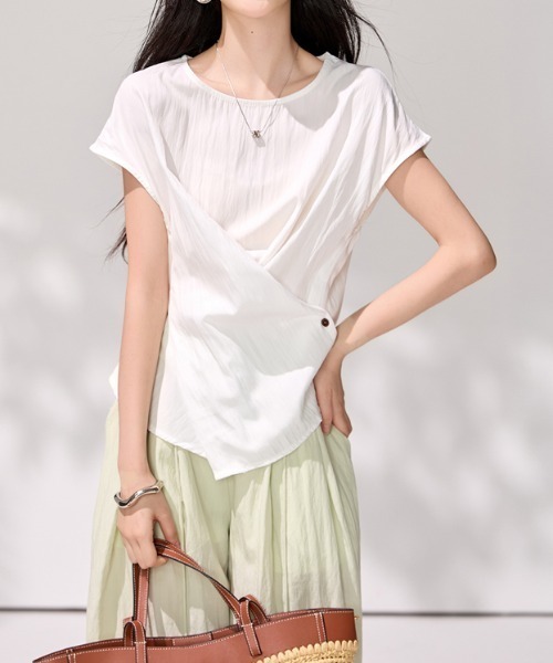 LUCPY(ラクピー)の「アシンメトリータックブラウス(その他トップス・レディース・ホワイト・SMALL/MEDIUM/LARGE/X-LARGE)」の2枚目の写真