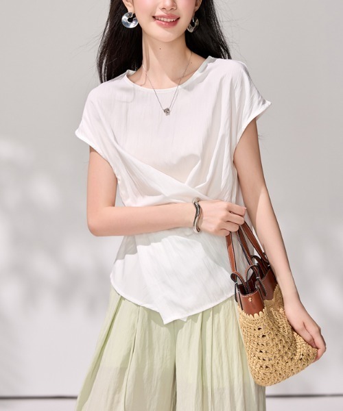 LUCPY(ラクピー)の「アシンメトリータックブラウス(その他トップス・レディース・ホワイト・SMALL/MEDIUM/LARGE/X-LARGE)」の3枚目の写真