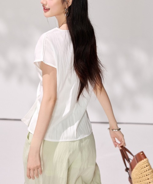 LUCPY(ラクピー)の「アシンメトリータックブラウス(その他トップス・レディース・ホワイト・SMALL/MEDIUM/LARGE/X-LARGE)」の4枚目の写真