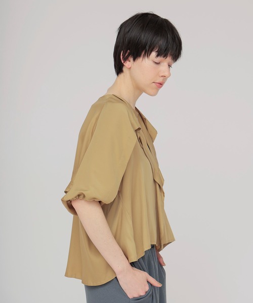 DRESSLAVE（ドレスレイブ）の「design yoke silky blouse(デザインヨークシルキーブラウス)（シャツ/ブラウス・レディース・ブラウン/キャメル・38）」の3枚目の写真