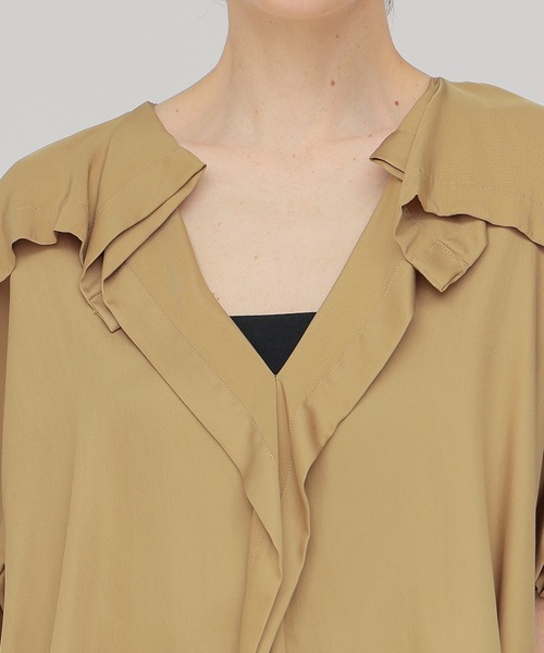 DRESSLAVE（ドレスレイブ）の「design yoke silky blouse(デザインヨークシルキーブラウス)（シャツ/ブラウス・レディース・ブラウン/キャメル・38）」の5枚目の写真