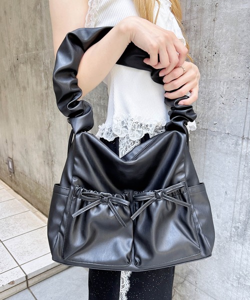 INGNI(イング)の「ポケット付ギャザーショルダーバッグ(ハンドバッグ・レディース・ブラック/オフホワイト・ONE SIZE)」の2枚目の写真