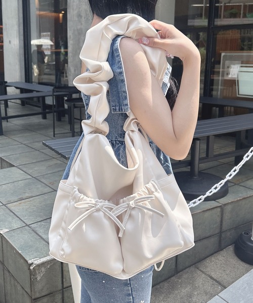 INGNI(イング)の「ポケット付ギャザーショルダーバッグ(ハンドバッグ・レディース・ブラック/オフホワイト・ONE SIZE)」の3枚目の写真