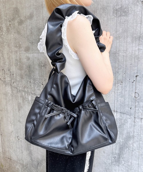 INGNI(イング)の「ポケット付ギャザーショルダーバッグ(ハンドバッグ・レディース・ブラック/オフホワイト・ONE SIZE)」の8枚目の写真
