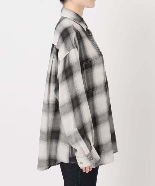 SLOBE IENA(スローブイエナ)の「《WEB限定カラーあり/追加》ビエラチェックルーズシャツ(シャツ/ブラウス・レディース・ブラック/ネイビー/ブラウン・FREE)」の17枚目の写真