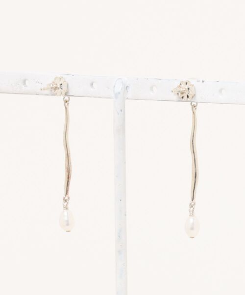 A.en（エイエン ）の「【CHAN LUU】LABRADORITE SILVER PEARL EARRINGS（ピアス（両耳用）・レディース・シルバー・ONE SIZE）」の2枚目の写真
