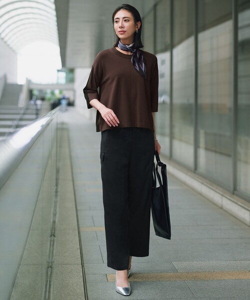 ICB(アイシービー)の「スウェードライクサテン ワイドストレートカーゴパンツ(その他パンツ・レディース・黄土色系/グレー系/ブラック系・2/4/6)」の4枚目の写真