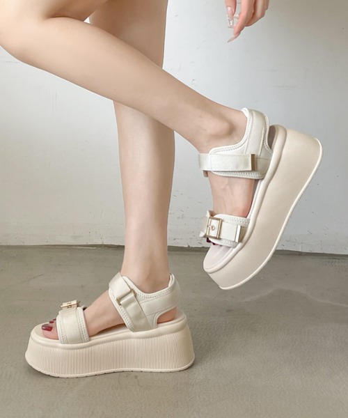 Shoes in Closet(シューズインクローゼット)の「+7.0cm 厚底 バックル プラットフォーム サンダル 5912(サンダル・レディース・ブラック/ホワイト/ベージュ・S/M/L)」の3枚目の写真
