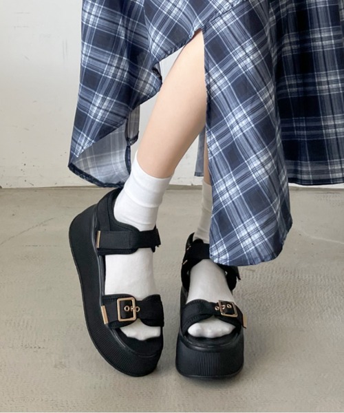 Shoes in Closet(シューズインクローゼット)の「+7.0cm 厚底 バックル プラットフォーム サンダル 5912(サンダル・レディース・ブラック/ホワイト/ベージュ・S/M/L)」の1枚目の写真
