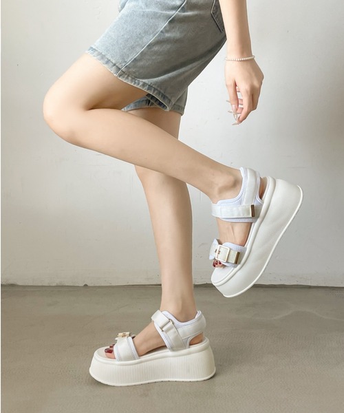 Shoes in Closet(シューズインクローゼット)の「+7.0cm 厚底 バックル プラットフォーム サンダル 5912(サンダル・レディース・ブラック/ホワイト/ベージュ・S/M/L)」の7枚目の写真