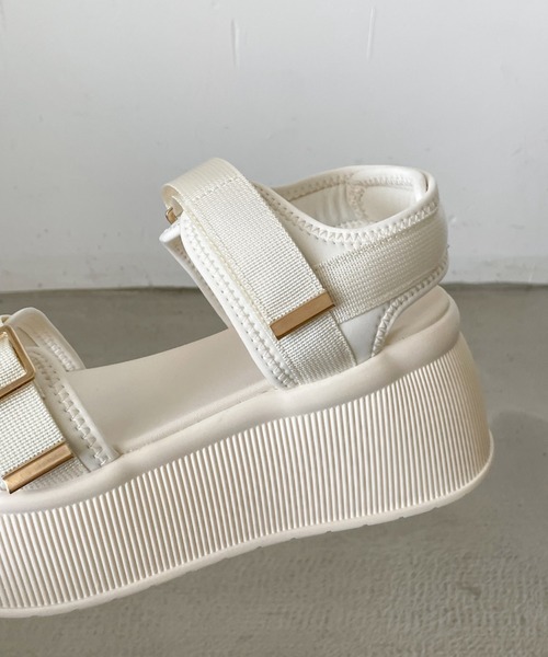 Shoes in Closet(シューズインクローゼット)の「+7.0cm 厚底 バックル プラットフォーム サンダル 5912(サンダル・レディース・ブラック/ホワイト/ベージュ・S/M/L)」の4枚目の写真