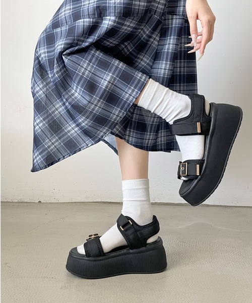 Shoes in Closet(シューズインクローゼット)の「+7.0cm 厚底 バックル プラットフォーム サンダル 5912(サンダル・レディース・ブラック/ホワイト/ベージュ・S/M/L)」の14枚目の写真