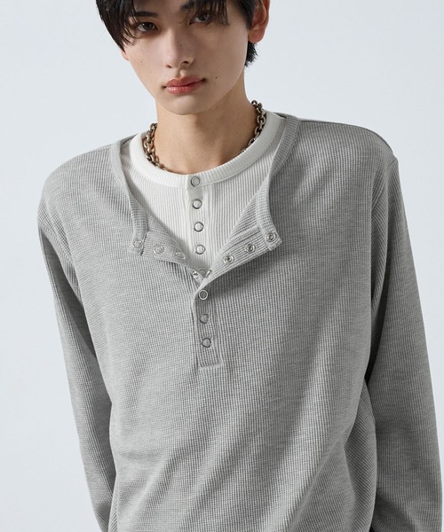 SERACE(セラス)の「【SERACE】Layered style henley neck long sleeve T-shirt / レイヤードスタイルヘンリーネックロンT(Tシャツ/カットソー・メンズ・ダークグレー/ブラック×グレー/グレー×ホワイト・S/L/M)」の3枚目の写真