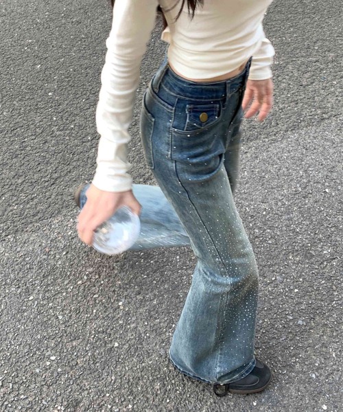AMAJI(アマジ)の「ウォッシュ加工 ヴィンテージ風 ラインストーン フレアデニムパンツ(デニムパンツ・レディース・ブルー・SMALL/MEDIUM/LARGE/X-LARGE)」の2枚目の写真