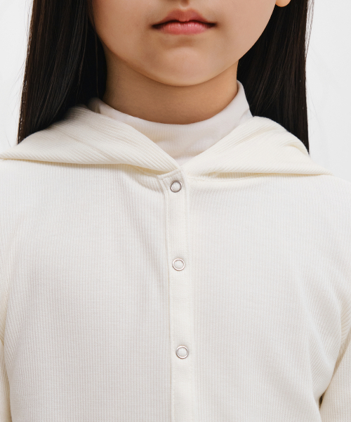 MUSINSA STANDARD KIDS（ムシンサスタンダードキッズ）の「ガールズリブスリムフードパーカージャージカーディガン[アイボリー]（カーディガン/ボレロ・レディース・その他・130/120/160/140/150）」の3枚目の写真