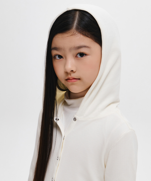MUSINSA STANDARD KIDS（ムシンサスタンダードキッズ）の「ガールズリブスリムフードパーカージャージカーディガン[アイボリー]（カーディガン/ボレロ・レディース・その他・130/120/160/140/150）」の5枚目の写真