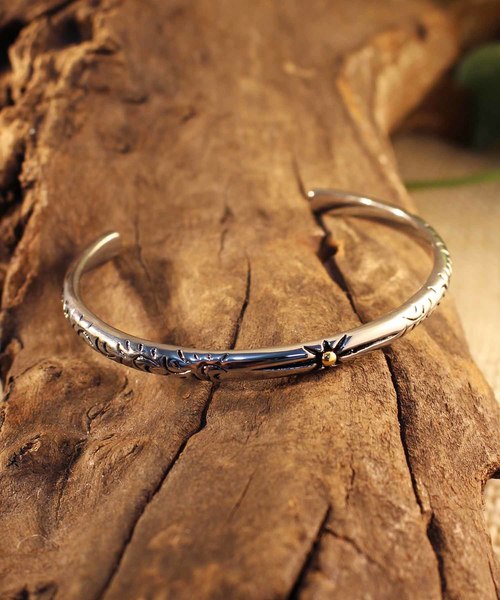 Vaya Con Dios（ヴァヤコンディオス）の「【VayaConDios/ヴァヤコンディオス】ステンレス製スリムネイティブバングル（バングル/リストバンド・メンズ・シルバー/アンティークシルバー/ブラック・FREE）」の2枚目の写真