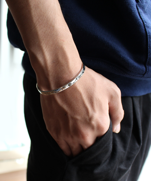 Vaya Con Dios（ヴァヤコンディオス）の「【VayaConDios/ヴァヤコンディオス】ステンレス製スリムネイティブバングル（バングル/リストバンド・メンズ・シルバー/アンティークシルバー/ブラック・FREE）」の13枚目の写真