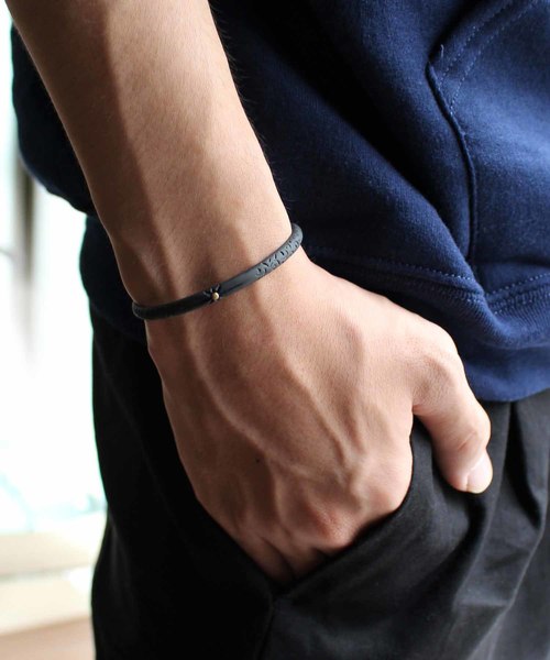 Vaya Con Dios（ヴァヤコンディオス）の「【VayaConDios/ヴァヤコンディオス】ステンレス製スリムネイティブバングル（バングル/リストバンド・メンズ・シルバー/アンティークシルバー/ブラック・FREE）」の11枚目の写真