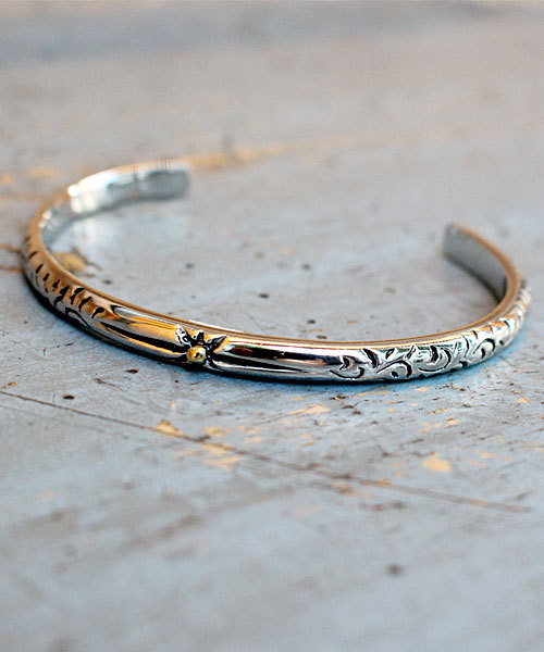 Vaya Con Dios（ヴァヤコンディオス）の「【VayaConDios/ヴァヤコンディオス】ステンレス製スリムネイティブバングル（バングル/リストバンド・メンズ・シルバー/アンティークシルバー/ブラック・FREE）」の10枚目の写真