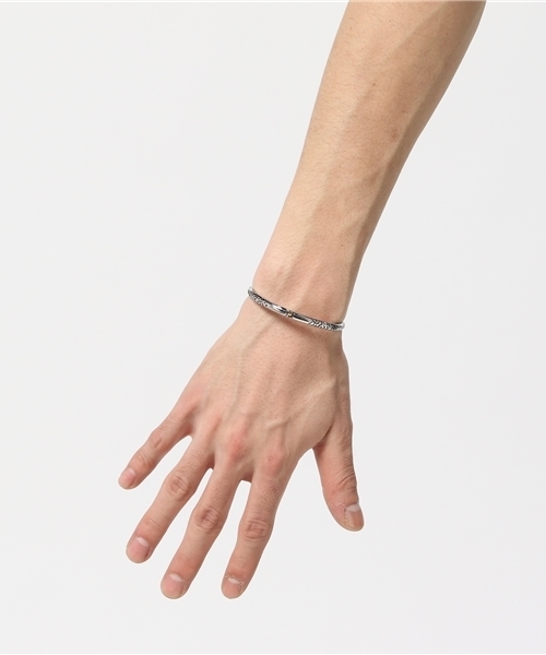 Vaya Con Dios（ヴァヤコンディオス）の「【VayaConDios/ヴァヤコンディオス】ステンレス製スリムネイティブバングル（バングル/リストバンド・メンズ・シルバー/アンティークシルバー/ブラック・FREE）」の7枚目の写真