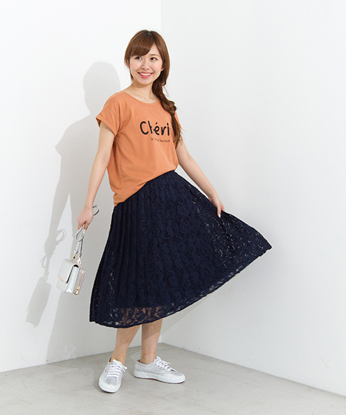 NATURAL BEAUTY BASIC（ナチュラルビューティーベーシック）の「かすれロゴ×ラインストーンＴシャツ（Tシャツ/カットソー・レディース・ブラック/ホワイト系その他/ベージュ系その他・MEDIUM）」の10枚目の写真