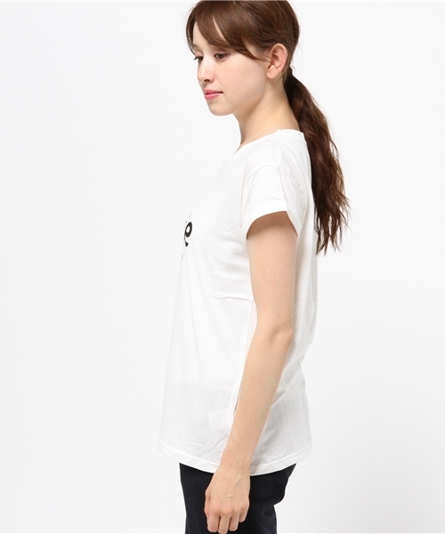 NATURAL BEAUTY BASIC（ナチュラルビューティーベーシック）の「かすれロゴ×ラインストーンＴシャツ（Tシャツ/カットソー・レディース・ブラック/ホワイト系その他/ベージュ系その他・MEDIUM）」の5枚目の写真